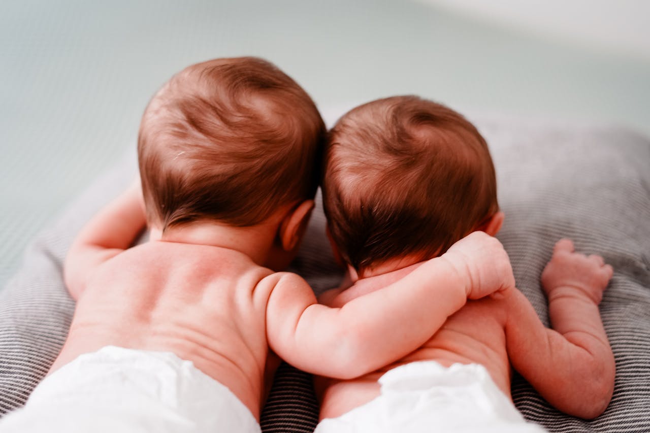 Si estás considerando usar pañales reutilizables bebé, has tomado una decisión excelente tanto para el medio ambiente como para la salud de tu pequeño. Aunque puede parecer abrumador al principio, con un poco de planificación y los consejos adecuados, usar pañales de tela desde el nacimiento puede ser una experiencia muy gratificante. En este artículo, nos enfocaremos en tres aspectos clave: cómo usar pañales de tela con recién nacidos, cómo evitar fugas durante la noche y cómo llevarlos contigo cuando viajas. ¡Prepárate para descubrir que los pañales de tela bebé son mucho más fáciles de lo que imaginas! Pañales de tela y recién nacidos: un inicio suave y natural Los recién nacidos cambian de pañal con frecuencia, por lo que puede parecer que los pañales reutilizables bebé son una elección complicada que adiciona trabajo de más. Sin embargo, con los productos adecuados y un poco de práctica, podrás manejarlo sin problemas. ¿Los consejos para tu recién nacido y sus pañales reutilizables bebé? Ya mismo te listamos los más importantes a tener en cuenta: Elige el tamaño correcto Los recién nacidos necesitan pañales con un ajuste perfecto para evitar fugas. Busca pañales reutilizables bebé con broches ajustables y un contorno suave alrededor de las piernas. Utiliza insertos absorbentes Para controlar la humedad y evitar fugas, coloca un inserto absorbente dentro del pañal. Los insertos de microfibra son una excelente opción para los recién nacidos, ya que son muy absorbentes y se secan rápidamente. Cambia el pañal con frecuencia Los recién nacidos suelen orinar con frecuencia, por lo que es importante cambiarles el pañal de tela cada vez que esté mojado o sucio. Protege la ropa Utiliza protectores de cuna impermeables para proteger el colchón y la ropa de cama de posibles fugas. Pañales reutilizables bebé para la noche: duerme tranquila Las fugas nocturnas pueden ser una preocupación para muchos padres que usan pañales de tela. Sin embargo, existen varias estrategias para lograr noches secas. • Aumenta la absorción: Utiliza insertos adicionales o doblados para aumentar la capacidad de absorción del pañal durante la noche. • Elige el material adecuado: Los pañales de bambú y cáñamo son conocidos por su alta capacidad de absorción. • Verifica el ajuste: Asegúrate de que el pañal esté bien ajustado y no haya espacios por donde pueda filtrarse la humedad. • Considera un pañal de noche específico: Algunos fabricantes ofrecen pañales de tela diseñados específicamente para la noche, con mayor capacidad de absorción y un ajuste más seguro. Pañales reutilizables bebé y viajes: ¡Aventura sin Preocupaciones! Viajar con un bebé puede ser estresante, pero no tiene por qué serlo más si usas pañales de tela. ¿Algunos consejos útiles para mamás primerizas? Te los tenemos: • Empaca lo esencial: Lleva suficientes pañales lavados, insertos y protectores de cuna para el viaje. • Utiliza bolsas impermeables: Empaca los pañales sucios en bolsas impermeables para evitar que se derrame el contenido. • Lava los pañales en el hotel: Muchos hoteles ofrecen servicio de lavandería o tienen lavadoras y secadoras disponibles para los huéspedes. • Planifica con anticipación: Si vas a visitar a familiares o amigos, infórmales que usarás pañales de tela y pregunta si pueden ayudarte con el lavado. Cuidado de los pañales reutilizables bebé: una guía completa La vida útil y el desempeño de tus pañales de tela dependerán en gran medida de cómo los cuides. Un lavado adecuado y un almacenamiento correcto garantizarán que estén siempre listos para usar y mantengan su capacidad de absorción. El lavado: clave para una higiene óptima Antes del primer uso, realiza un prelavado sin detergente para eliminar los residuos del proceso de fabricación. Esto ayudará a que los pañales sean más absorbentes desde el principio. Utiliza un detergente suave, específico para pañales de tela o ropa de bebé. Evita los detergentes convencionales, ya que pueden dejar residuos que afecten la absorción y causar irritación en la piel del bebé. Lava los pañales con agua caliente (entre 40 y 60°C) para eliminar las bacterias y manchas. Las temperaturas más altas pueden dañar las fibras de los pañales con el tiempo. No utilices suavizantes, blanqueadores ni lejía, ya que estos productos pueden reducir la capacidad de absorción de los pañales y causar irritaciones. Un enjuague completo es fundamental para eliminar todo el detergente. Puedes programar un ciclo adicional de enjuague en tu lavadora. Seca los pañales al aire libre si es posible, ya que la luz solar tiene propiedades desinfectantes. Si utilizas la secadora, hazlo a baja temperatura. Evita el uso de hojas para secadora, ya que pueden reducir la absorción. Almacenamiento: mantén tus pañales siempre listos Estos consejos de almacenamiento podrán ser clave para el uso y extensión de vida de los pañales reutilizables de tu bebé. Veamos más: • Bolsa húmeda: Utiliza una bolsa húmeda impermeable y transpirable para guardar los pañales sucios hasta el lavado. Esto evitará malos olores y la proliferación de bacterias. • Cubo seco: Otra opción es utilizar un cubo seco con tapa. Este método es ideal si prefieres no manipular los pañales sucios con frecuencia. • Frecuencia de lavado: Lava los pañales cada 2-3 días, o cuando la bolsa húmeda esté llena. Si tienes un flujo de lavado reducido, puedes esperar un poco más, pero evita que los pañales sucios permanezcan demasiado tiempo en la bolsa. Consejos adicionales para un cuidado óptimo • Manchas: Para eliminar manchas difíciles, como las de caca, puedes pretratarlas con un poco de detergente o un removedor de manchas natural antes de lavar. • Rotación: Rota el uso de tus pañales para distribuir el desgaste y prolongar su vida útil. • Revisa los broches: Inspecciona regularmente los broches y costuras para asegurarte de que estén en buen estado. • Almacenamiento de los pañales limpios: Guarda los pañales limpios en un lugar seco y ventilado, lejos de la luz solar directa. ¡Ya estás lista para embarcarte en esta aventura de los pañales de tela! Recuerda que cada bebé y cada familia son únicos, así que no dudes en adaptar estos consejos a tus propias necesidades. Con un poco de paciencia y organización, podrás disfrutar de todos los beneficios que ofrecen los pañales reutilizables: ahorro económico, menor impacto ambiental y una piel más sana para tu bebé. ¿Los mejores para tu bebé? Los encuentras con los especialistas en pañales de ChickNappies.